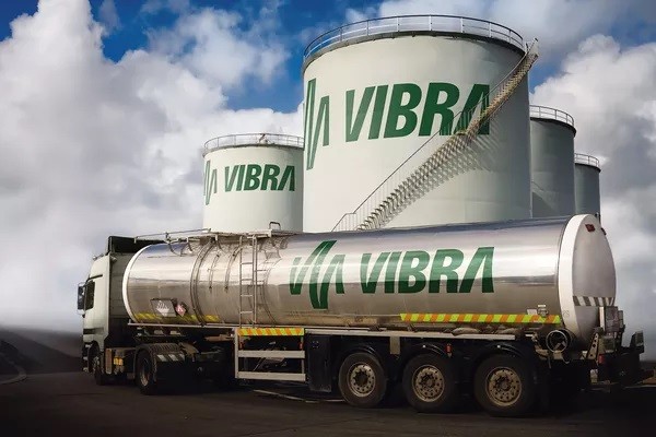 Vibra antecipa a compra de 50% da Comerc Energia por R$ 3,5 bilhões, em acordo com Perfin Infra e outros acionistas. Fechamento previsto para 2025.