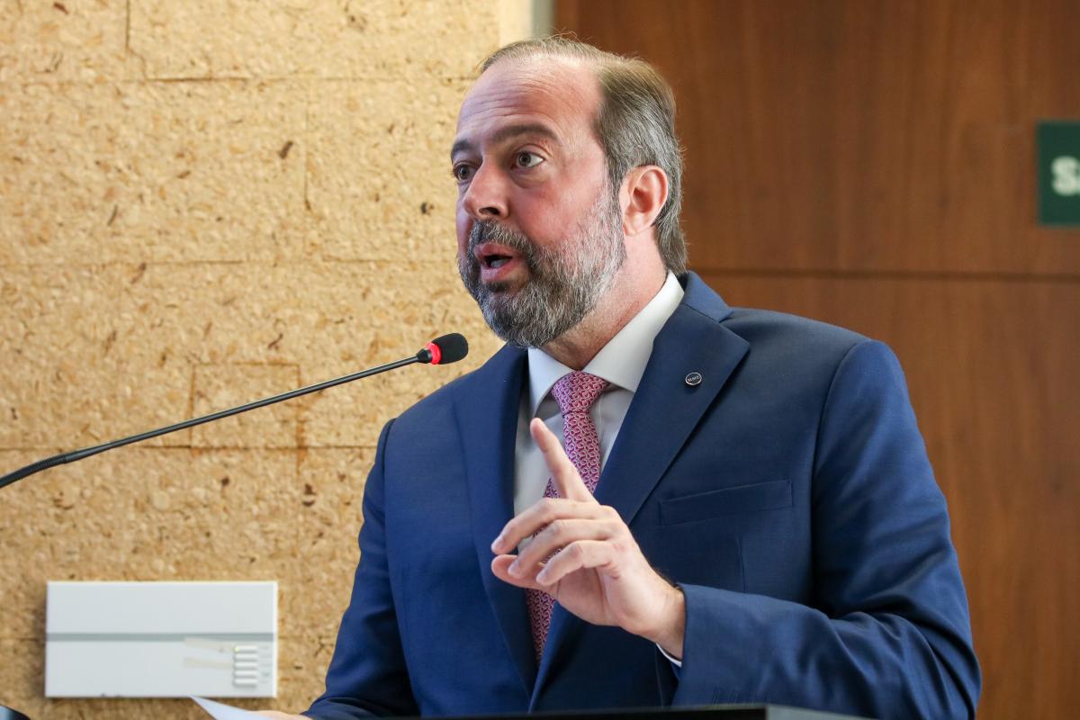 O ministro Alexandre Silveira sugere a volta do horário de verão no Brasil para melhorar o uso da energia e beneficiar a economia