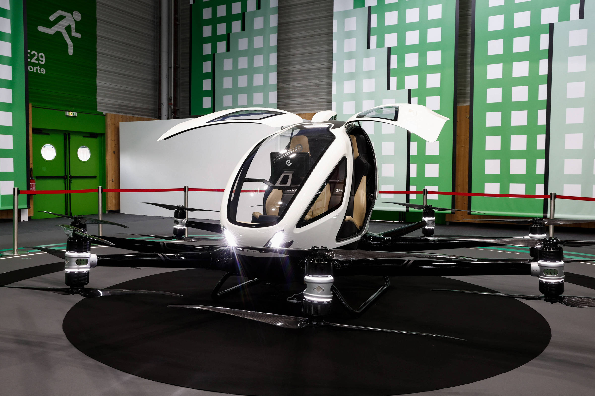 Anac autoriza startup brasileira a testar eVTOL EHang EH216 no Brasil, marcando um avanço na mobilidade urbana aérea