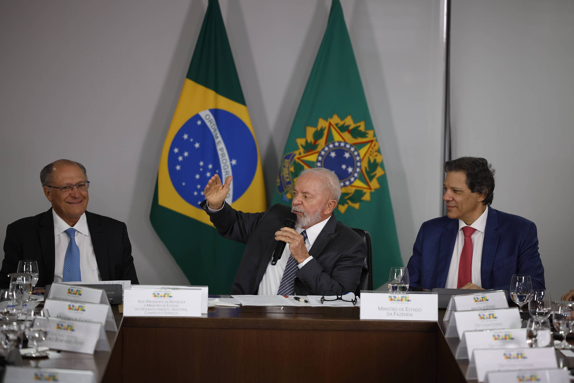 Lula usa bom humor para comentar entusiasmo de Alckmin em reunião no Planalto e discute políticas para o crescimento econômico do Brasil