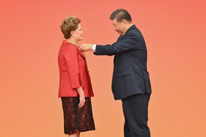 Dilma Rousseff recebe a Medalha da Amizade da China, celebrando a relação Brasil-China e suas contribuições para o desenvolvimento