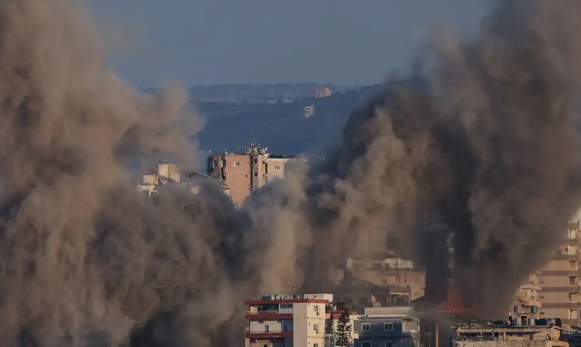 A crise no Líbano se intensifica com ataques israelenses. Entenda o cenário atual e suas implicações na região