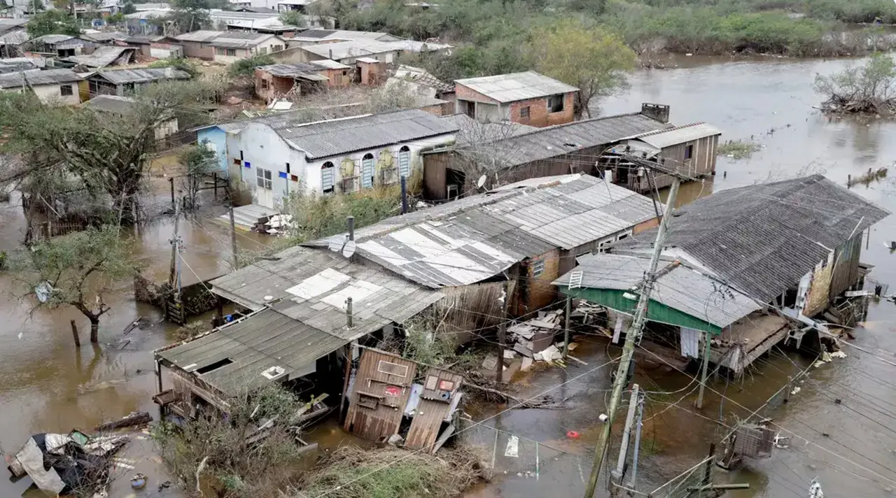 Chuvas intensas no RS causam alagamentos e destelhamentos. Veja orientações e medidas de segurança