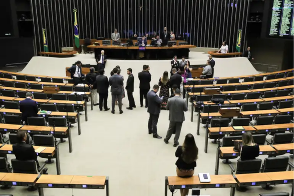 Câmara aprova o fim gradual da desoneração da folha de pagamento e altera alíquotas do INSS para municípios. Entenda as mudanças