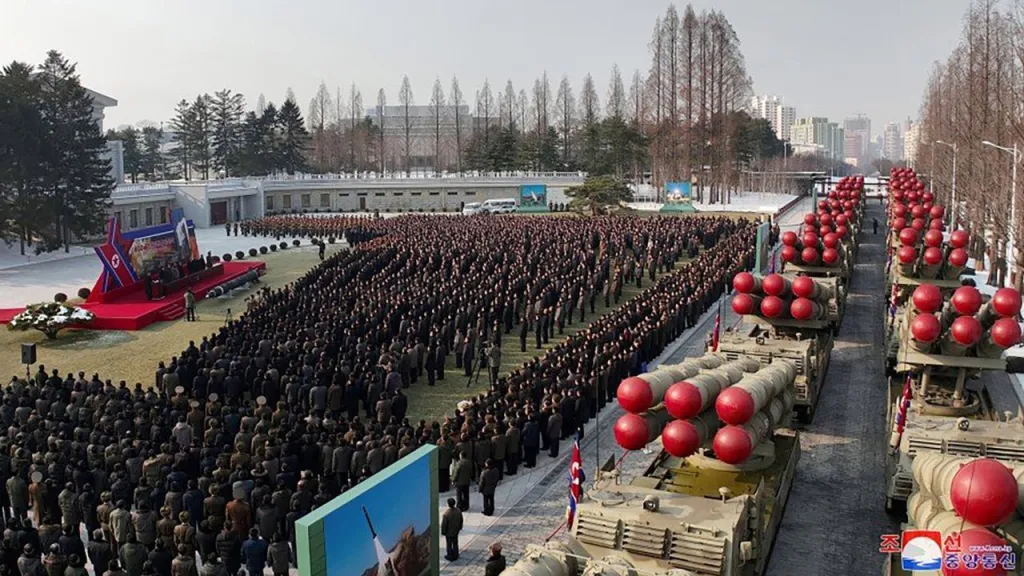 Coreia do Norte promete expandir seu arsenal nuclear e enfrenta críticas internacionais