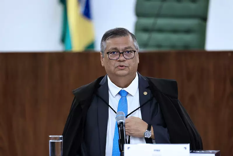 Flávio Dino declara “pandemia de incêndios” e exige ação imediata. Saiba sobre a crise no Brasil e as medidas em andamento