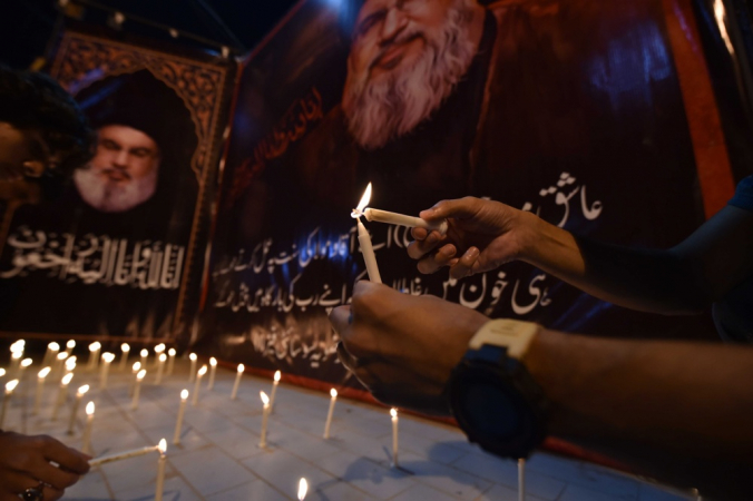 Conflito em Karachi: protestos contra a morte de líder do Hezbollah e a resposta policial geram tensão nas ruas