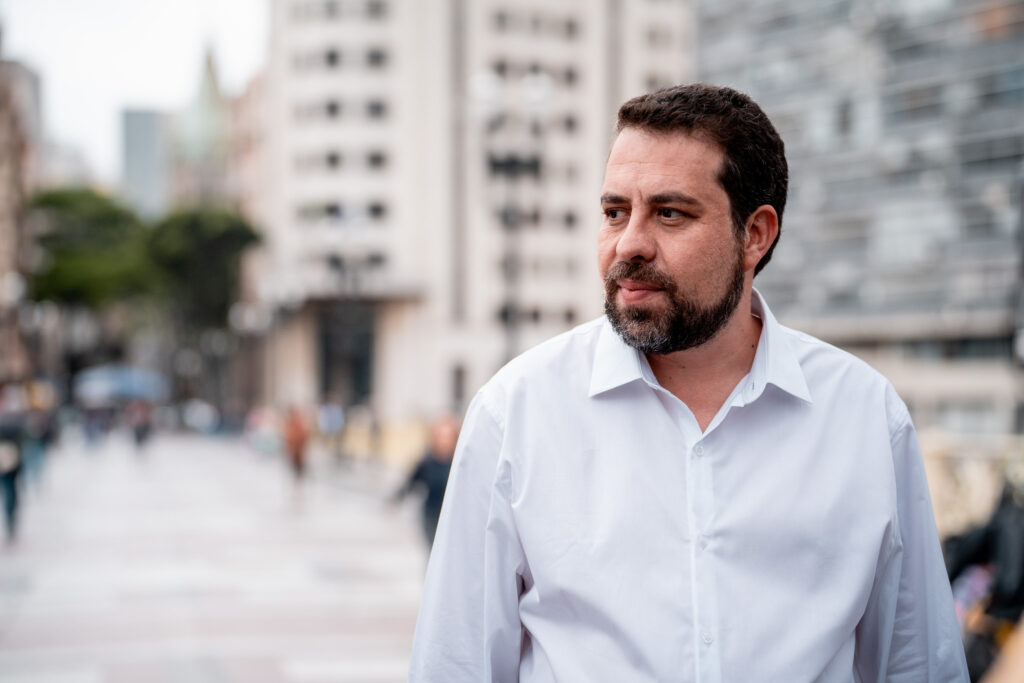 Descubra quem é Guilherme Boulos, o deputado federal e candidato à Prefeitura de São Paulo. Militância, trajetória e planos para a cidade