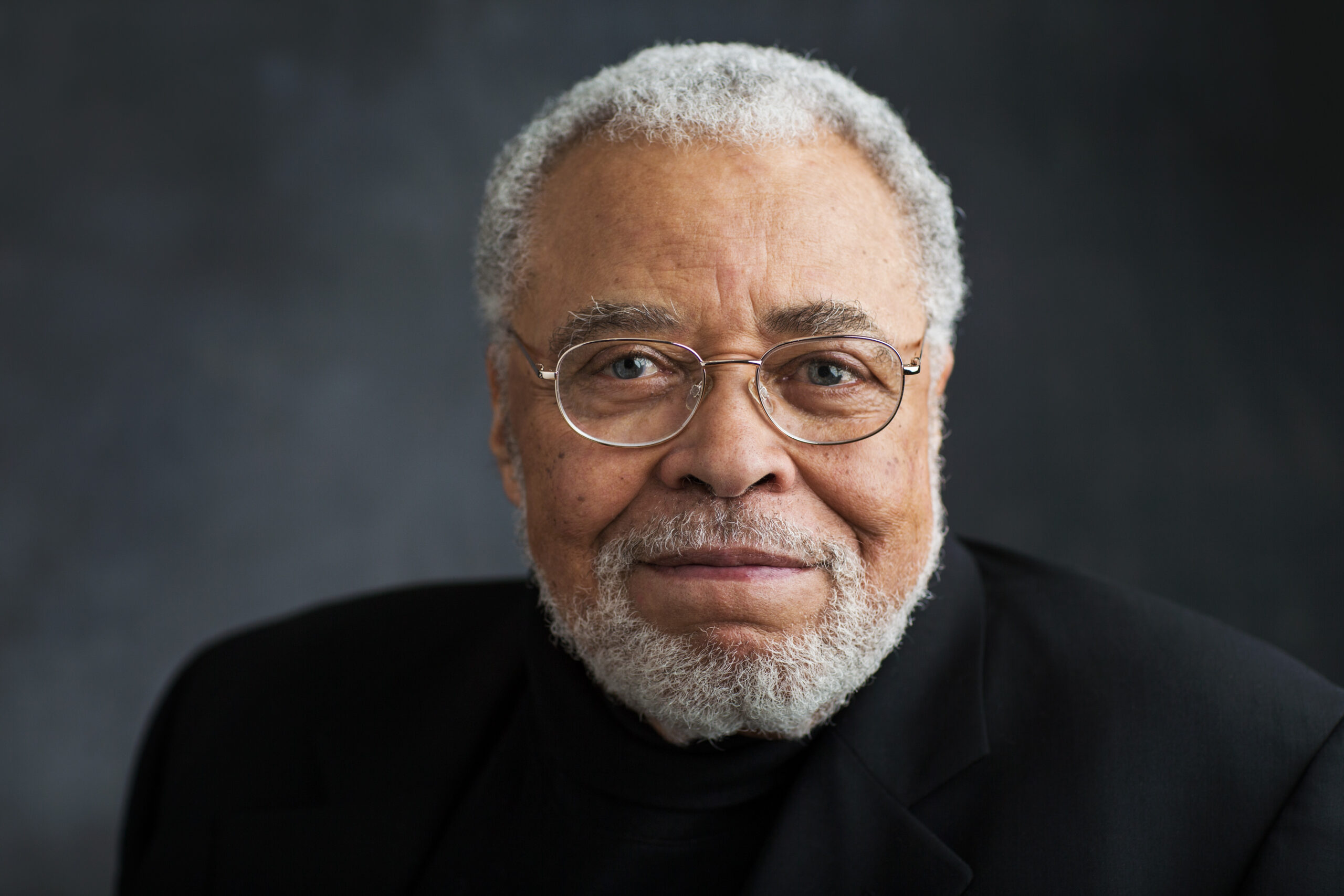 James Earl Jones, icônico dublador de Darth Vader e Mufasa, falece aos 93 anos nos EUA. Relembre a carreira e o legado do lendário ator