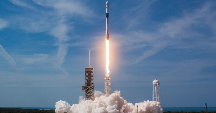 AST SpaceMobile subiu 1.300% em 2024 e desafia a SpaceX. Descubra como a empresa está revolucionando as telecomunicações espaciais