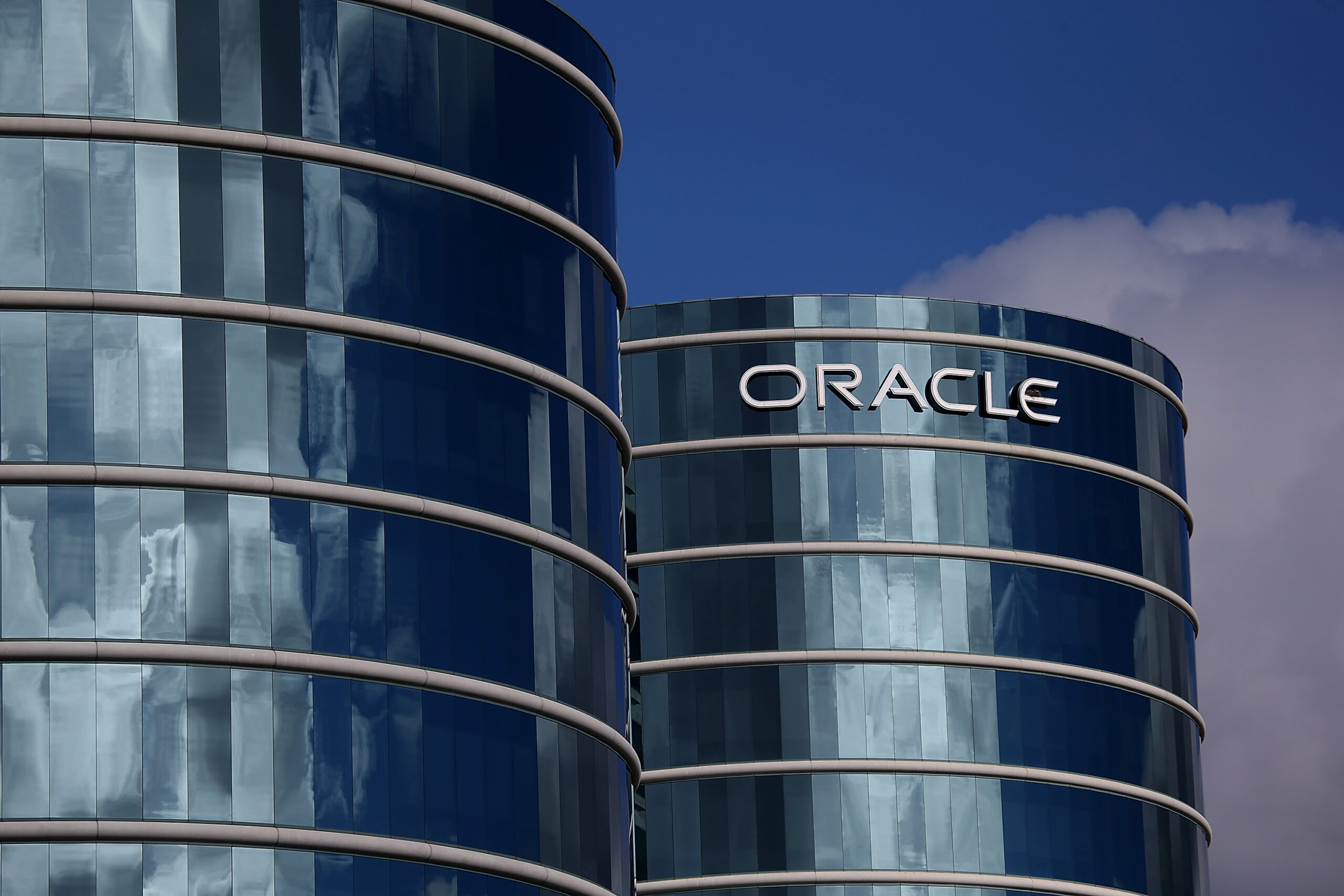 Ações da Oracle disparam com investimentos em IA, superando expectativas e aproximando-se dos líderes de mercado