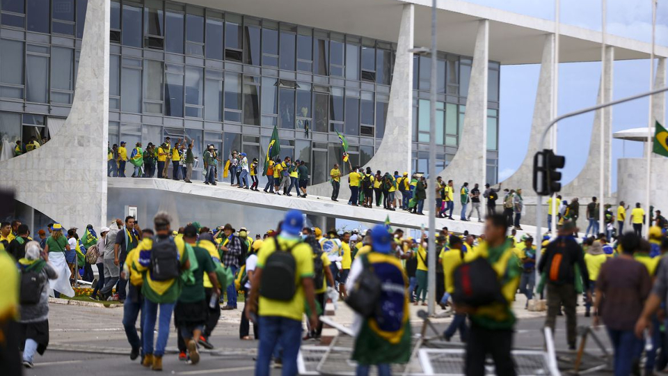 CCJ vota anistia aos presos do 8/1 e projetos que desafiam o STF