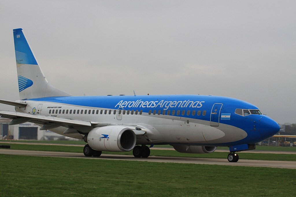 Greve de 24 horas da Aerolíneas Argentinas suspenderá até 300 voos, afetando 37 mil passageiros. Saiba mais sobre a crise e suas implicações