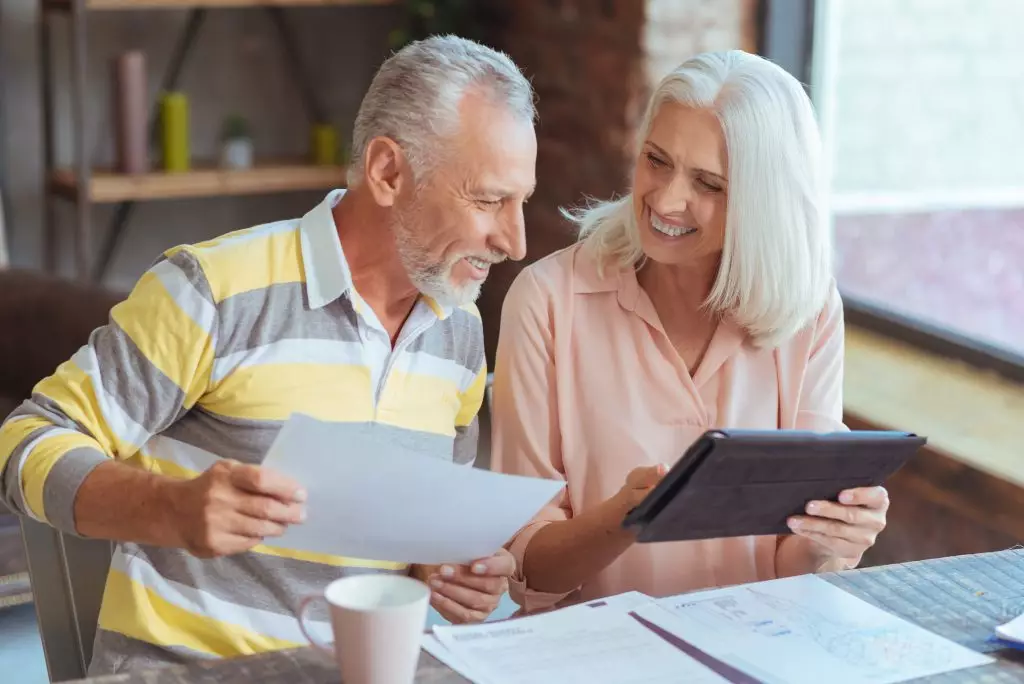 Descubra por que os baby boomers estão dominando o uso de carteiras digitais em vez da Geração Z