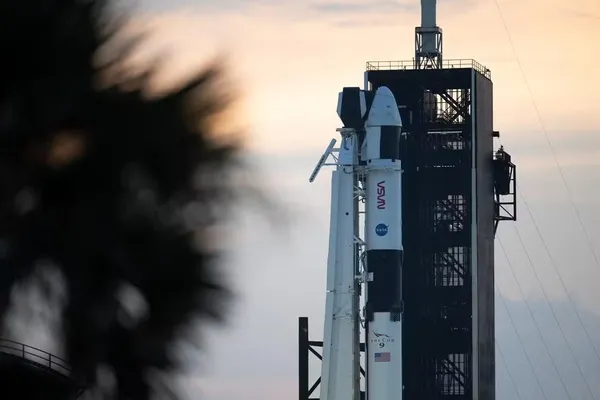 SpaceX inicia missão para resgatar astronautas da NASA na ISS