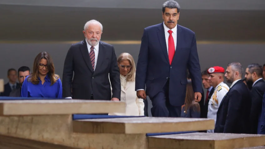 Lula critica Maduro, mas descarta rompimento com a Venezuela e defende diálogo político como solução para a crise.