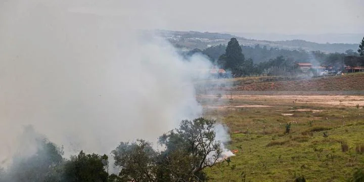 Combate intenso aos incêndios na Serra dos Órgãos: desafios, esforços e impacto na qualidade do ar. Saiba mais sobre a crise no Rio de Janeiro