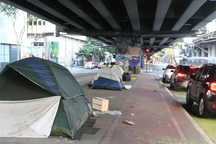 Quase 200 mil brasileiros vivem em domicílios improvisados. Descubra os dados do Censo 2022 e a realidade dessa situação no Brasil.