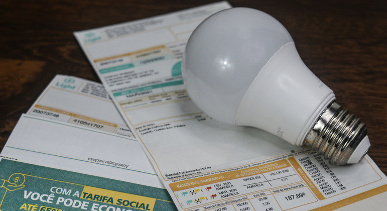 Aneel reduz a cobrança da bandeira tarifária para setembro, passando para vermelha 1. Descubra como isso afeta sua conta de luz!