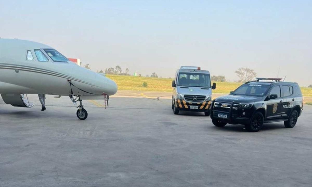 Operação da Polícia Civil de Pernambuco apreende avião de empresa de Gusttavo Lima e investiga lavagem de dinheiro e jogos de azar.