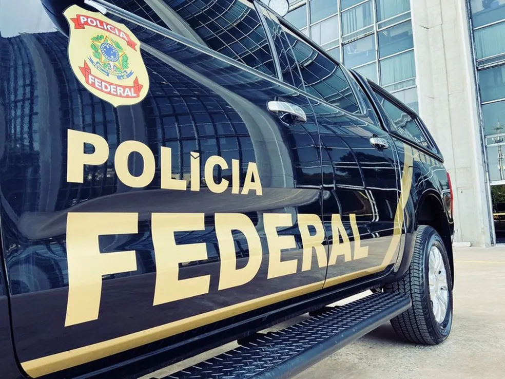 Polícia Federal realiza operação contra fake news nas eleições e prende quatro pessoas no Rio de Janeiro