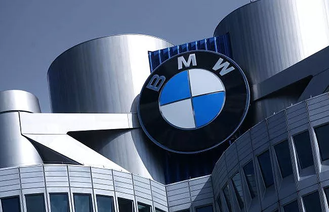 Falha nos freios da BMW afeta lucros e agrava crise na indústria automobilística da Alemanha. Detalhes e impacto no setor