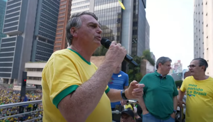 Jair Bolsonaro lidera protesto em São Paulo contra o STF e Alexandre de Moraes, pedindo anistia para presos e criticando a suspensão do X.