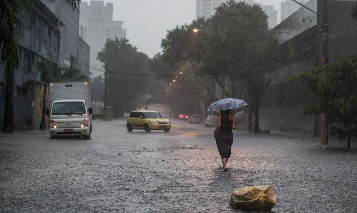 Chuva chega ao Sul e Sudeste do Brasil, mas seca persiste no Centro-Oeste e Norte. Confira as previsões e impactos em cada região