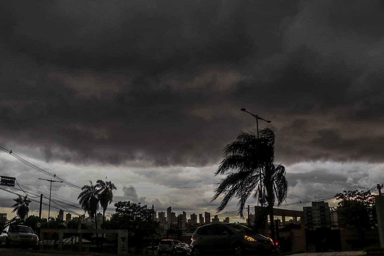 Argentina em alerta de chuva negra devido à poluição por incêndios no Brasil. Descubra o impacto ambiental e a saúde