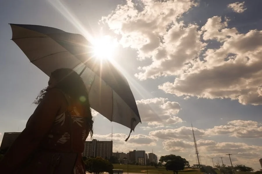 Onda de calor e baixa umidade afetam diversas regiões do Brasil. Descubra o que vem por aí e como se preparar