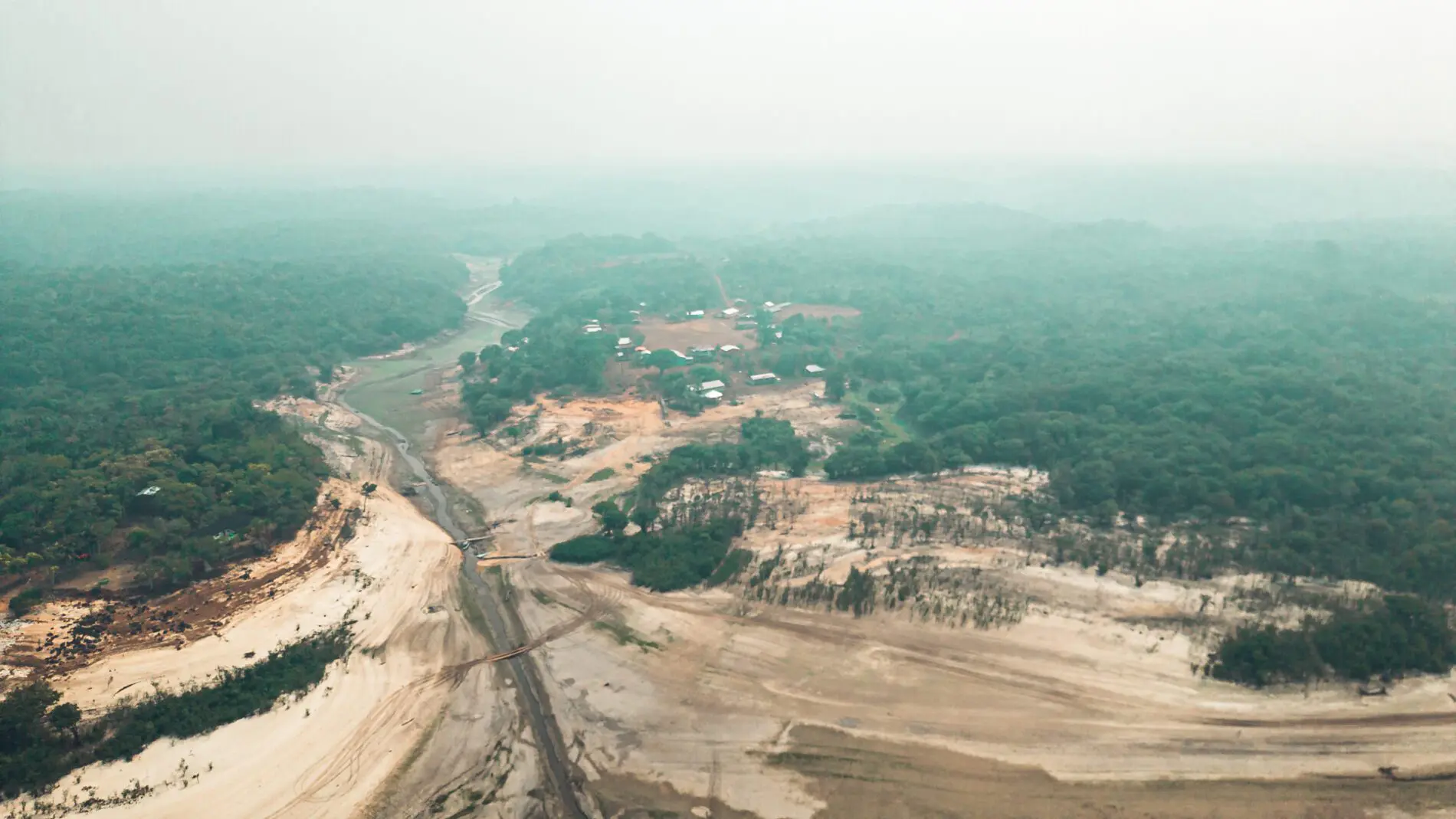 A seca na Amazônia afeta o transporte e a vida em Manacapuru, com impactos severos na navegação e no abastecimento local