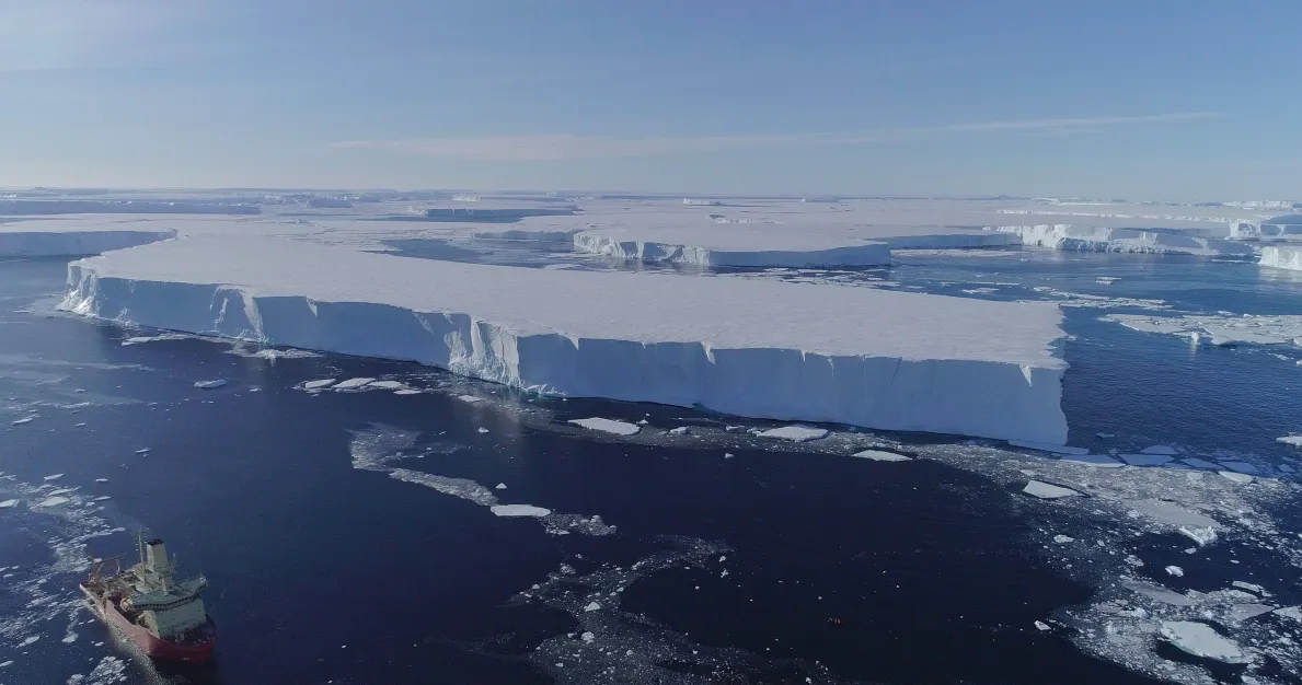 Cientistas alertam sobre o alarmante derretimento da Geleira Thwaites e seu impacto no nível do mar. Entenda essa ameaça