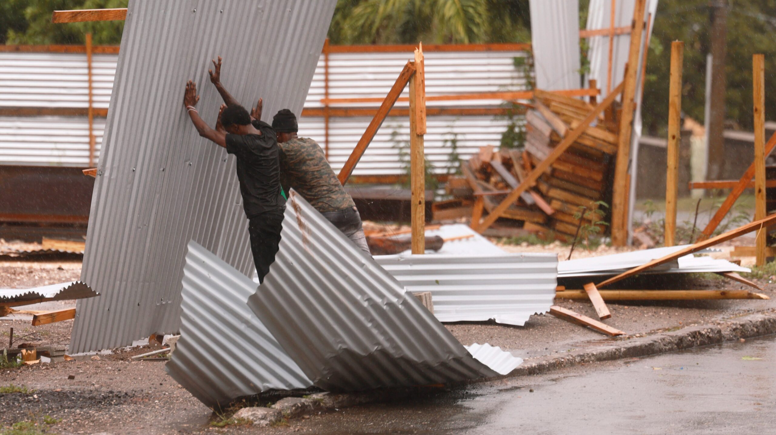 Acompanhe as últimas atualizações sobre o furacão Helene e saiba como se preparar para este fenômeno devastador