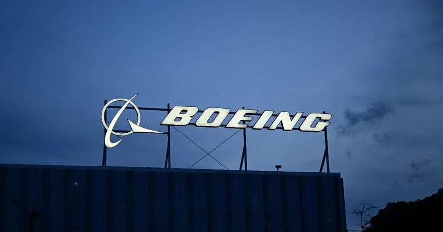 Boeing enfrenta greve inédita em 16 anos após rejeição de acordo salarial. Descubra o impacto e o contexto dessa paralisação significativa