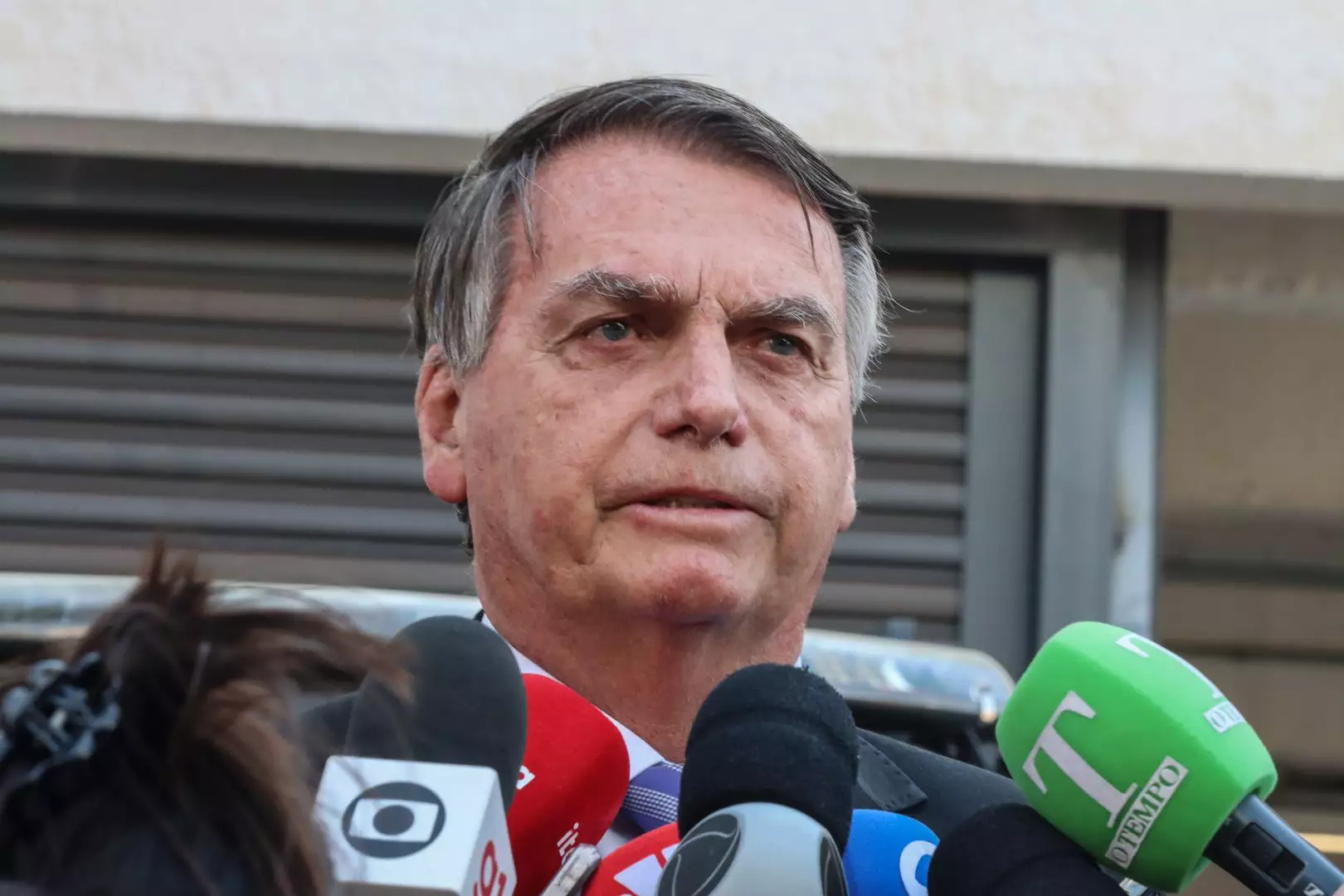 Bolsonaro critica o bloqueio do Twitter/X no Brasil, destacando preocupações sobre liberdade e censura