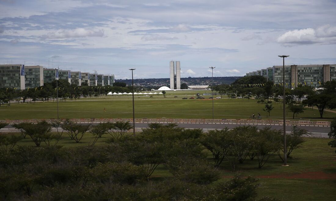 Novo decreto flexibiliza o regime de trabalho de terceirizados em órgãos federais, reduzindo jornada e ajustando escalas