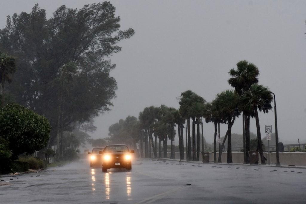 Tempestade tropical Helene se aproxima da costa dos EUA, trazendo chuvas intensas e riscos de inundações. Saiba mais