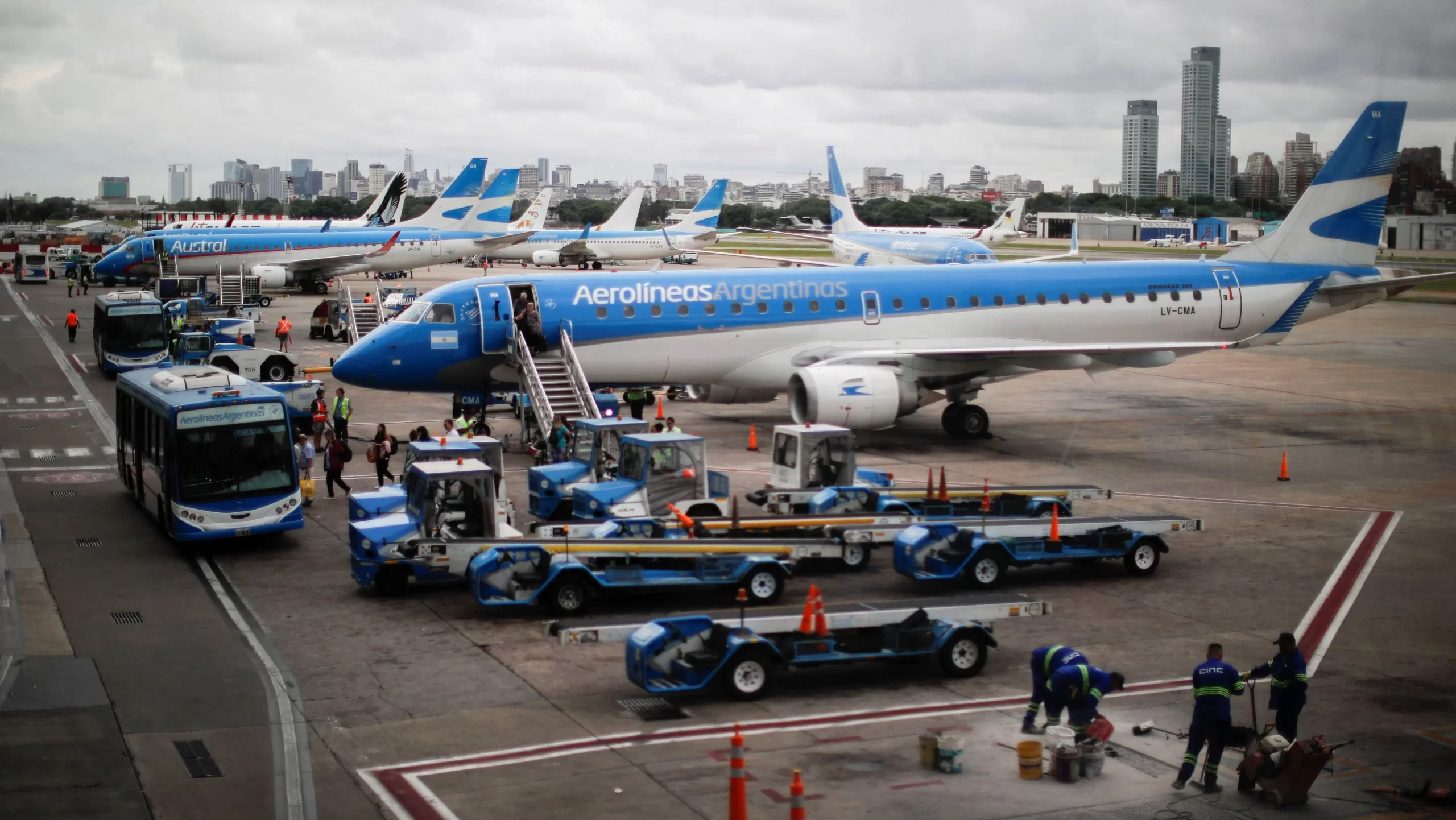 Governo Milei pode privatizar Aerolíneas Argentinas se greve persistir. Entenda as implicações dessa decisão