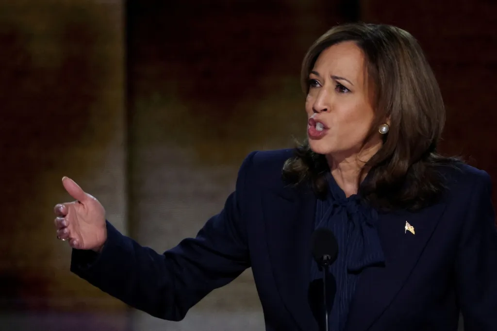 Kamala Harris e Donald Trump se enfrentam em debate na Pensilvânia, discutindo economia e políticas.