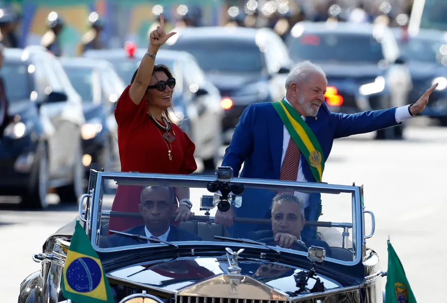 Lula abre desfile de 7 de Setembro, Brasil celebra independência com temas importantes e homenagens aos afetados pelas chuvas.