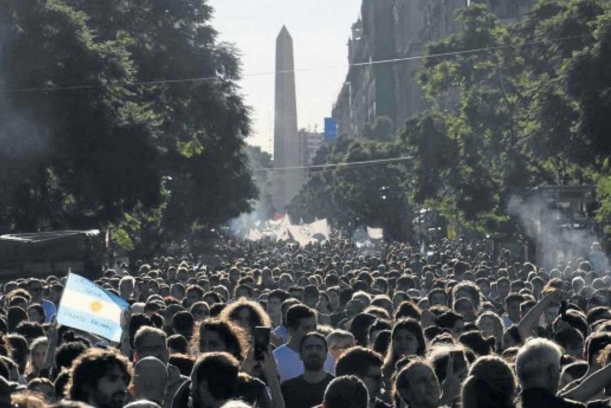 Protestos nas universidades argentinas refletem a crise educacional e econômica sob o governo de Javier Milei