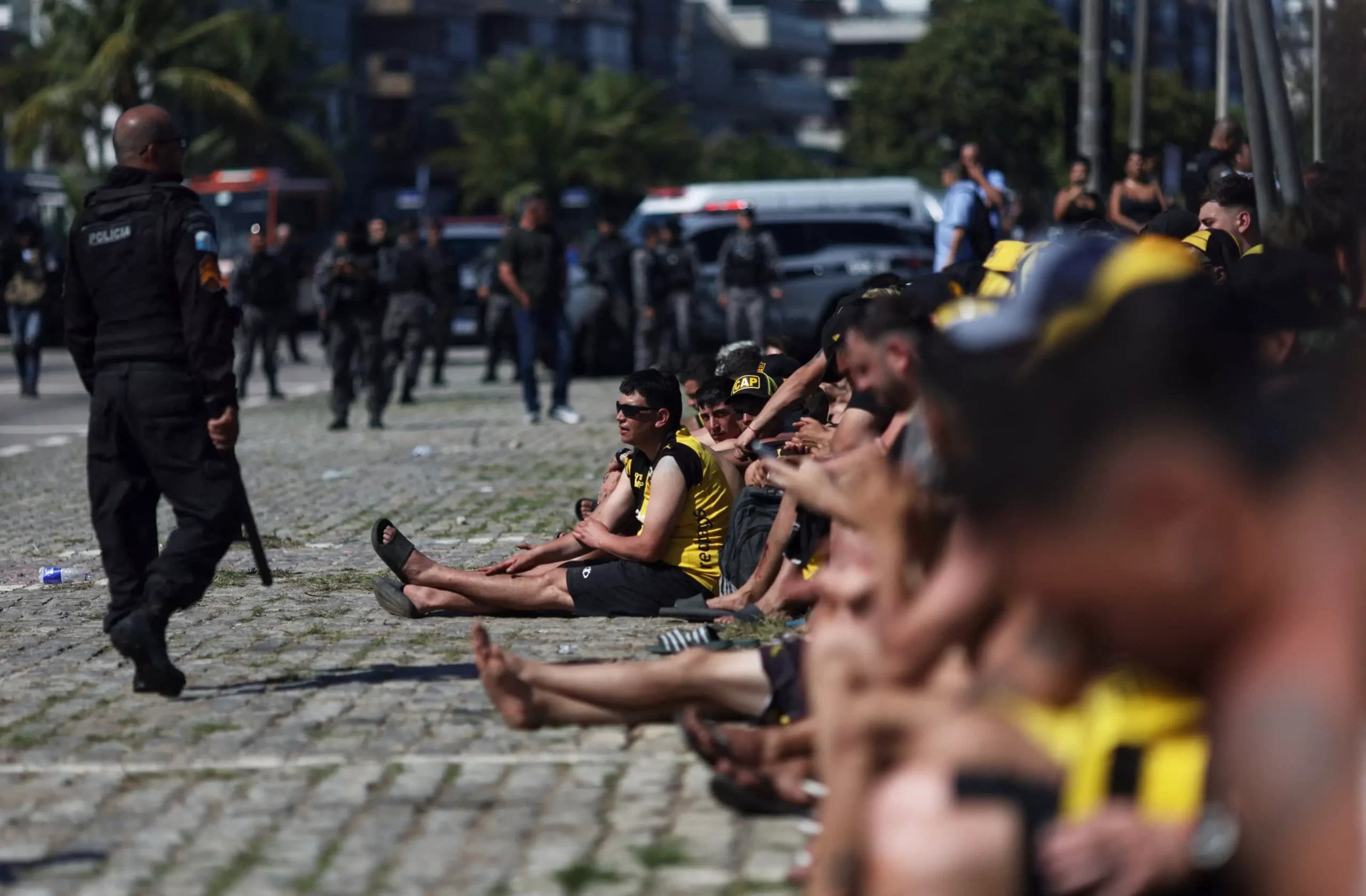 Torcedores do Peñarol se envolvem em vandalismo no Rio; polícia detém 200 em confusão antes da semifinal da Libertadores