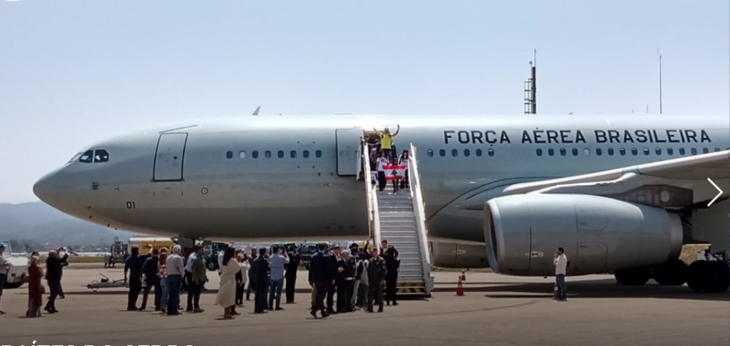 Avião com repatriados do Líbano chega ao Brasil com brasileiros e animais de estimação. Descubra os detalhes dessa operação