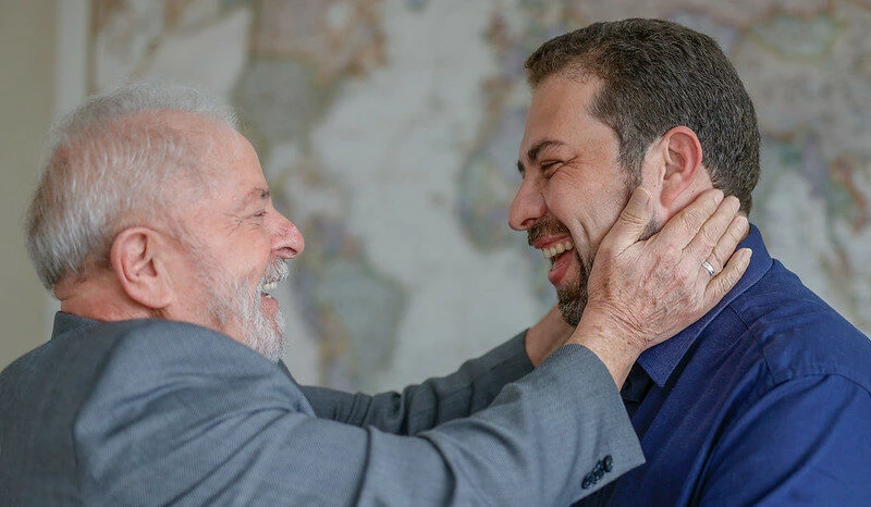 Boulos e Lula se unem em campanha, explorando crédito federal para moradores de SP. Saiba mais sobre essa parceria