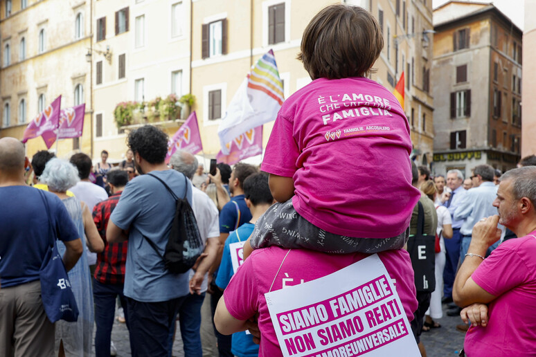 Itália proíbe barriga de aluguel no exterior, afetando casais LGBTQ e acirrando debates sobre direitos familiares