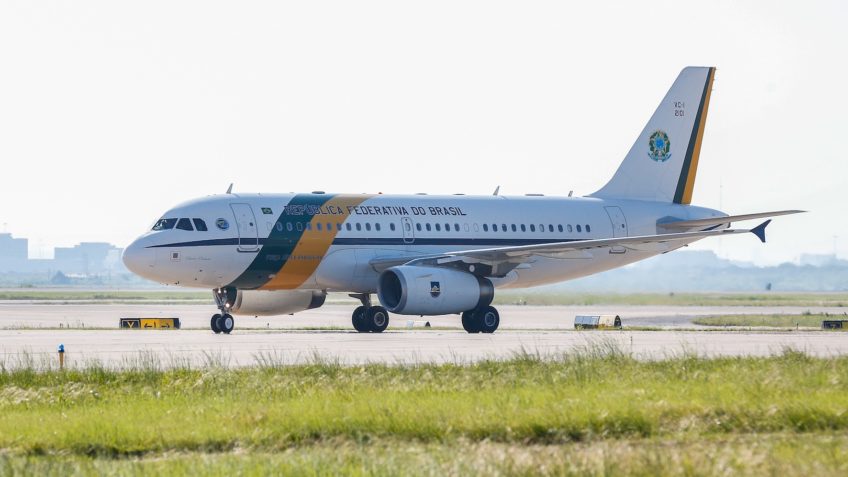 Avião presidencial do Brasil enfrenta problemas técnicos e retorna ao México