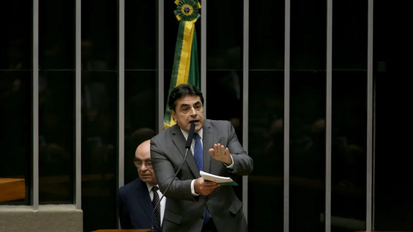 Deputado solicita suspensão de PEC que permite revisão de decisões do STF, gerando polêmica e preocupação sobre a autonomia judicial