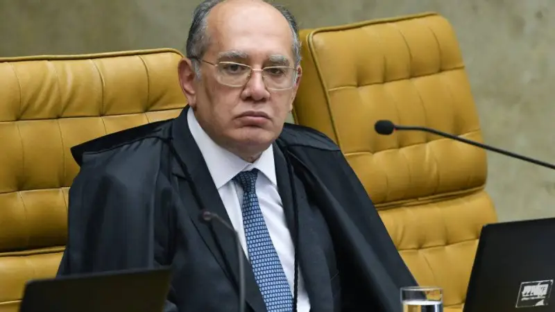 Gilmar Mendes critica propostas que limitam o STF, destacando os riscos à democracia e a necessidade de proteção das instituições