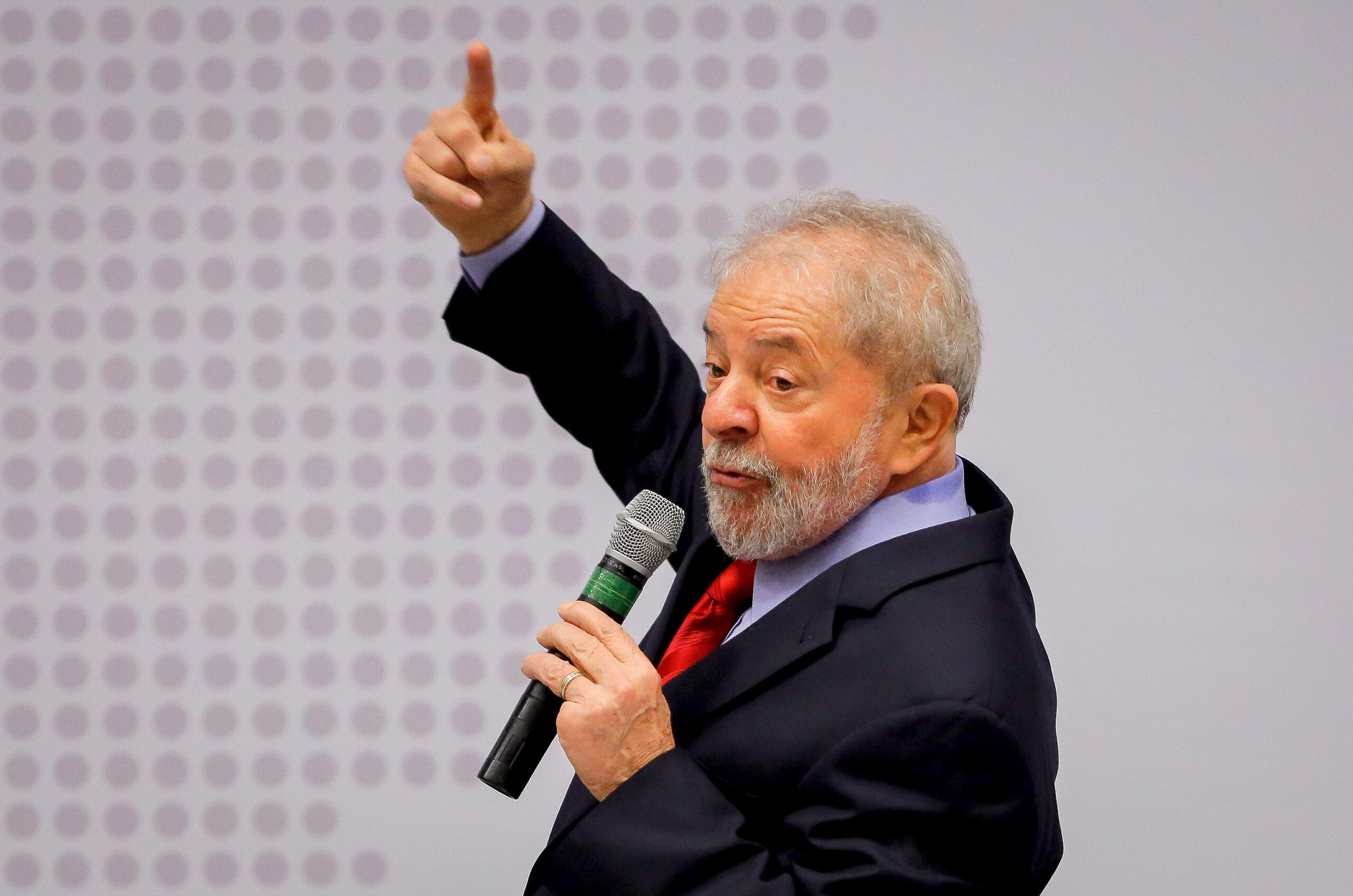 Lula retira urgência do projeto Auxílio Gás, gerando debate sobre fiscalidade e política econômica no Brasil