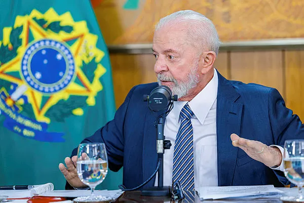 Lula aposta na queda da Selic e celebra crescimento econômico, enquanto o Brasil enfrenta desafios internacionais